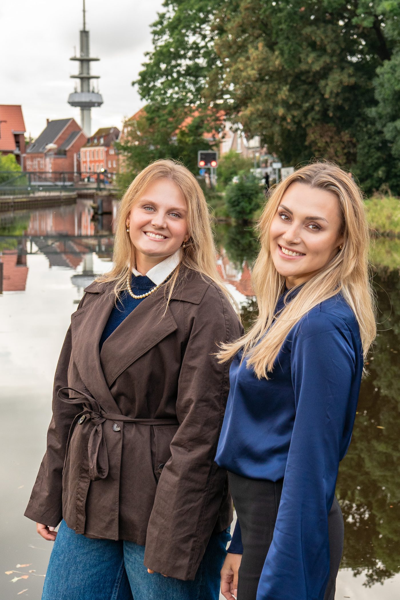 Sarah und Arina am Wasser in Emden